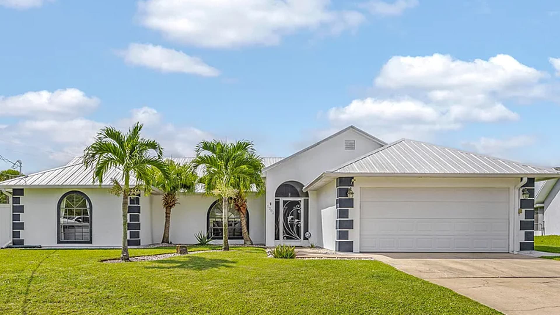 Shingle roof repair in Melbourne